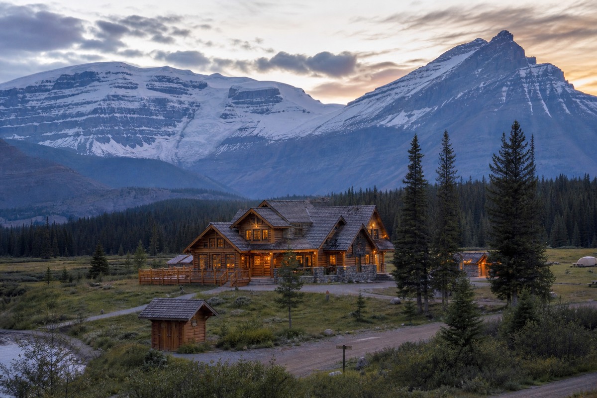 The Glacier View Lodge and Discovery Centre beside the Athabasca Glacier at the Columbia Icefield